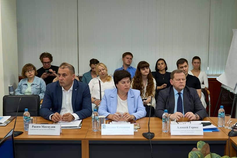 Раким Махмудов, управляющий партнер проектно-исследовательского центра «Картфонд», Оксана Кочевная, начальник отдела по развитию туризма администрации Азова (автор: пресс-служба ТПП РО) и Алексей Гернес, заместитель директора Департамента экономики Ростова-на-Дону