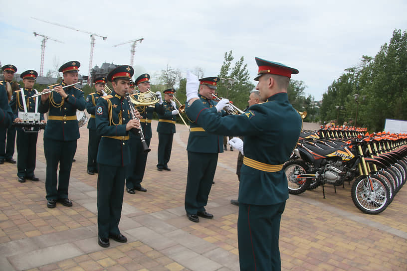 Вручение военным наград и мотоциклов проходило в ростовском парке «Левобережный»