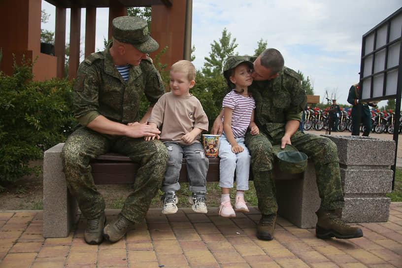 Вручение военным наград и мотоциклов проходило в ростовском парке «Левобережный»