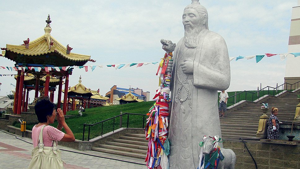 Точкой развития Калмыкии, по мнению экспертов, мог бы стать туристический бизнес: это крупнейший центр буддизма в стране.