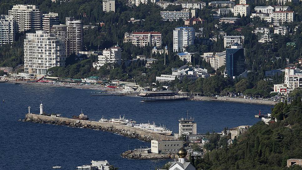 В числе «узких мест» финансовой системы Крыма — слабое развитие сети банкоматов и  терминалов для обслуживания населения, низкий уровень проникновения дистанционных сервисов.