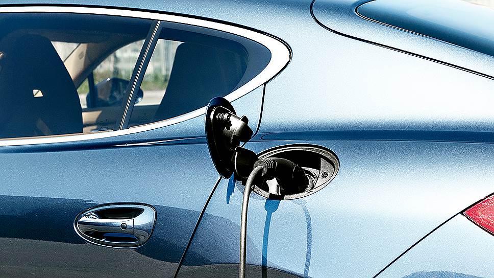 Зарядное устройство спроектировано братской фирмой Porsche Design. Расположенная сзади батарея даже немного улучшила распределение веса по осям — на гибриде оно близко к 50:50.