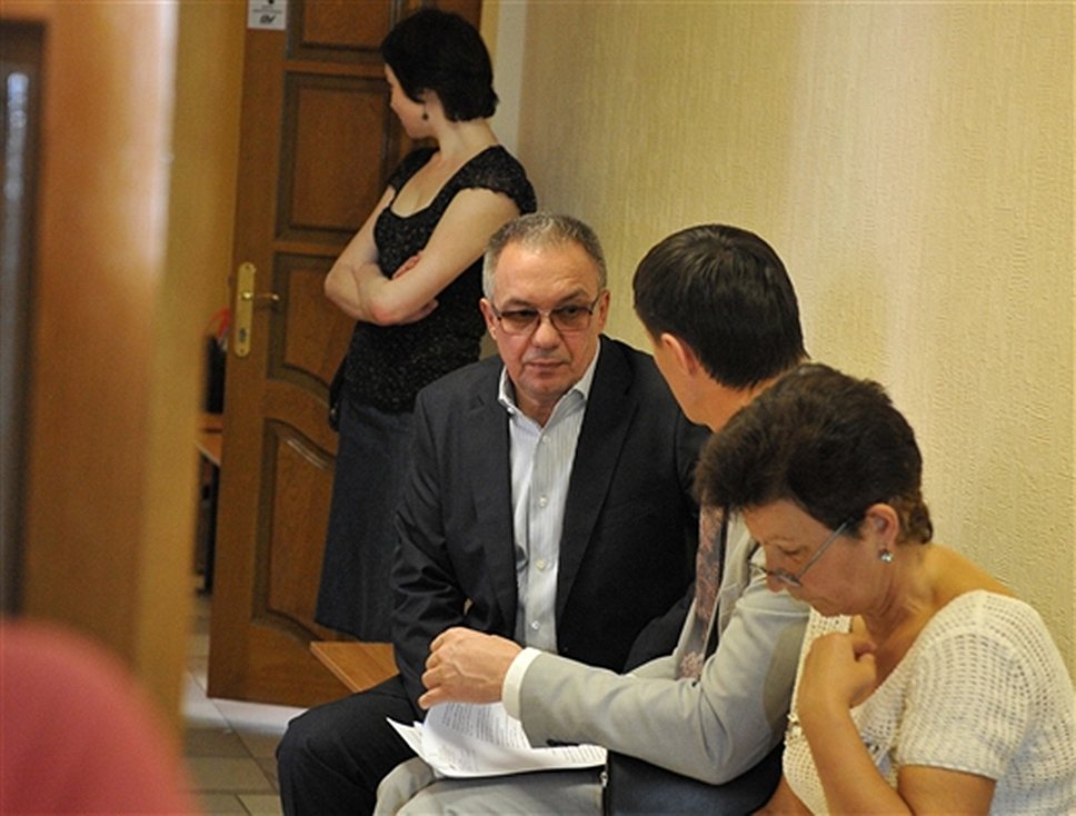 Евгений Реймер (в центре) даст показания в суде последним