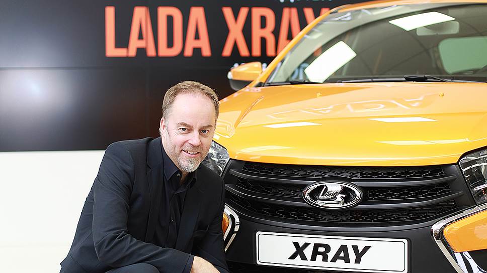 Главный дизайнер компании «АвтоВАЗ» Стив Маттин рядом с автомобилем Lada XRay