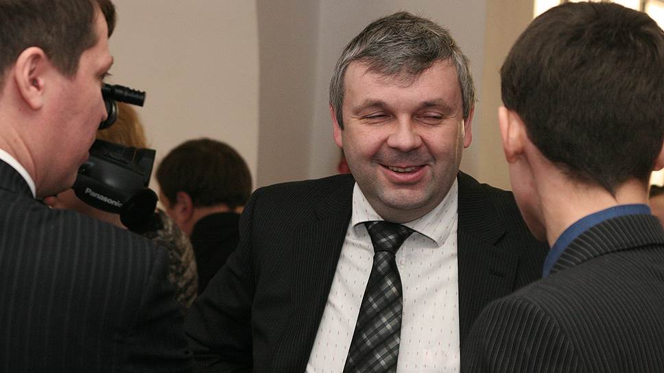 Председатель совета директоров АктивКапиталБанка Алексей Леушкин, вложивший в него 200 млн руб. за последний месяц, вряд ли может смотреть в будущее кредитной организации с оптимизмом