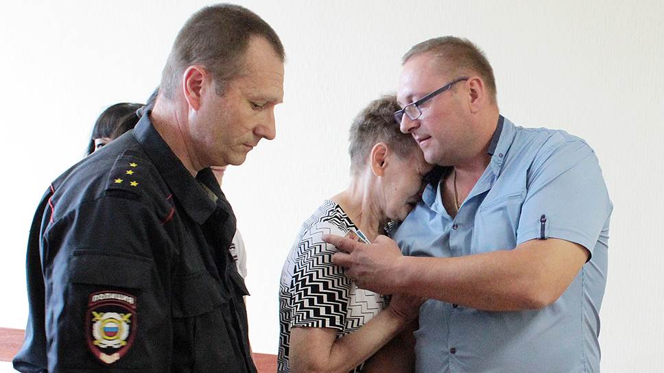 Помимо десятилетнего срока бывший полковник полиции Эдуард Осянин (справа) получил штраф в размере 38,5 млн рублей