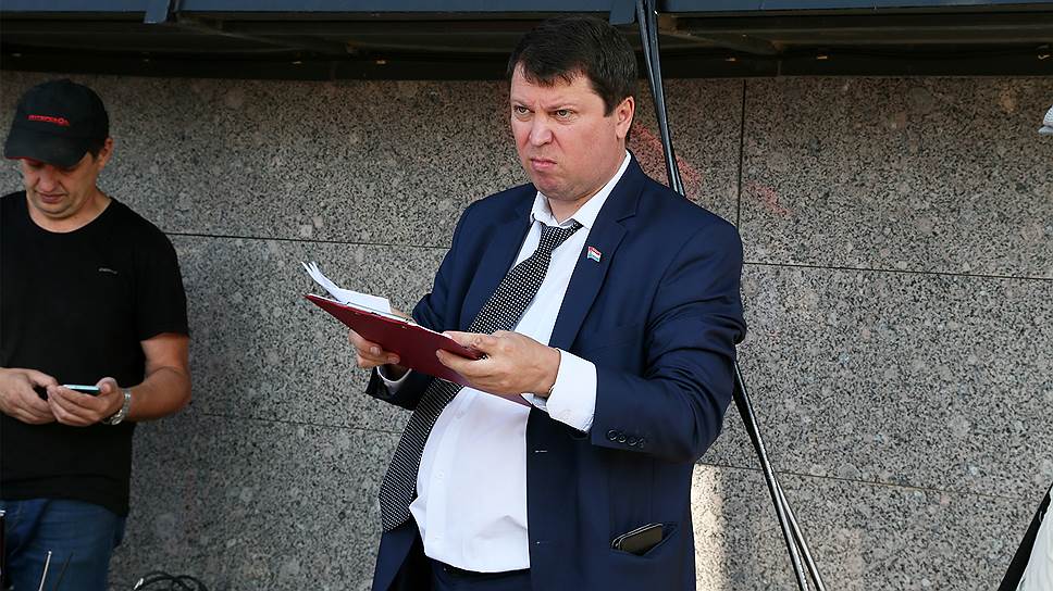 Депутат Михаил Матвеев вместе с коллегами оспаривает как величину тарифа за вывоз мусора, так и схему его начисления
