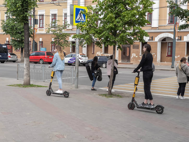 Электросамокат с правовой точки зрения не считается транспортом, а движение на нем приравнивается к пешеходному
