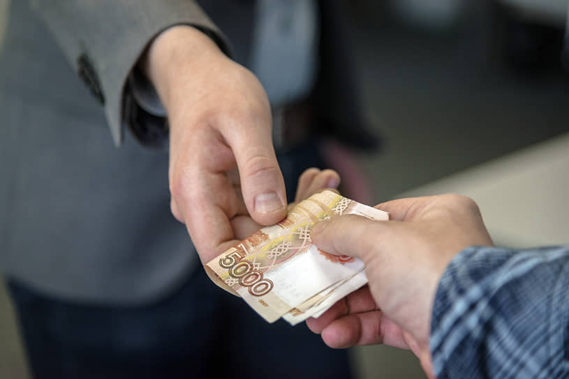 Экс-чиновника оштрафовали на 2 млн рублей за взяточничество