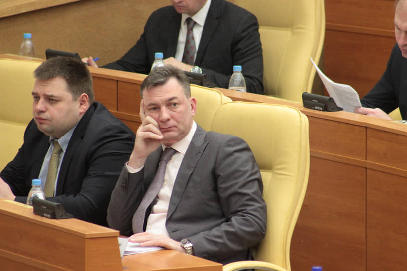 В ответ на обвинение в эскалации конфликта в «Единой России» Александр Костомаров (справа) заявил, что «вообще не вмешивается в дела партии»