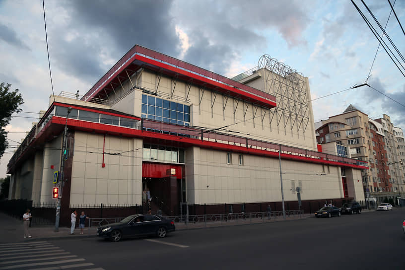 «СамАрт» пока работает без главного режиссера. Театр сотрудничает с приглашенными постановщиками