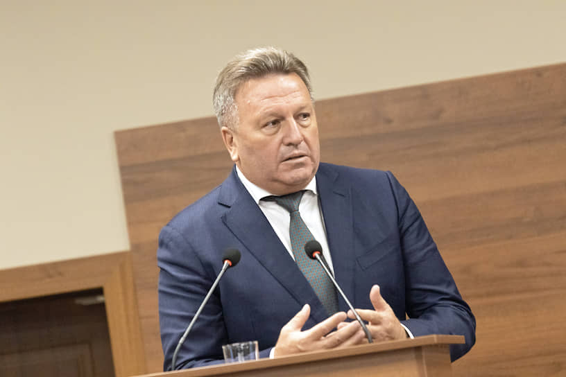 Председатель Шестого кассационного суда Александр Ефанов ни разу не прокоммен­тировал публично вопросы о его дорогостоящем имуществе