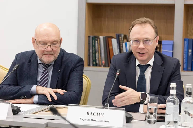 Сергей Васин (справа) считает, что предлагаемые меры помогут сократить сроки подключений и обеспечить контроль за исполнением услуги