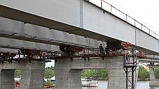 На Фрунзенском мосту забетонированы 4 из 13 участков проезжей части