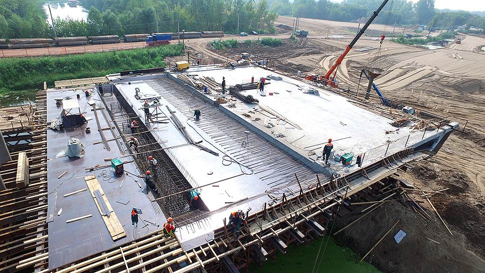 Строители приступили к устройству пролетного строения моста через озеро Банное, для которого потребуется 1600 кубометров бетона.