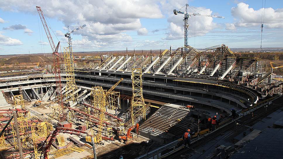 По словам заместителя генерального директора ПСО «Казань» Сергея Пономарева, строительство стадиона «Самара Арена» идет по графику и приближается к экватору. В настоящее время бетонные работы выполнены на 85%, продолжается заливка трибун, ведутся работы по устройству подтрибунных помещений.
