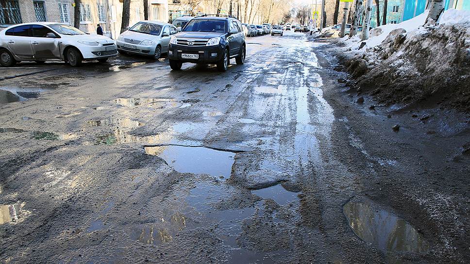 Ямы на дороге в Первом Безымянном переулке.