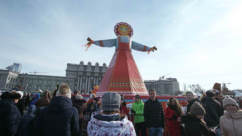 На площади Куйбышева установили 9-метровую Маслену