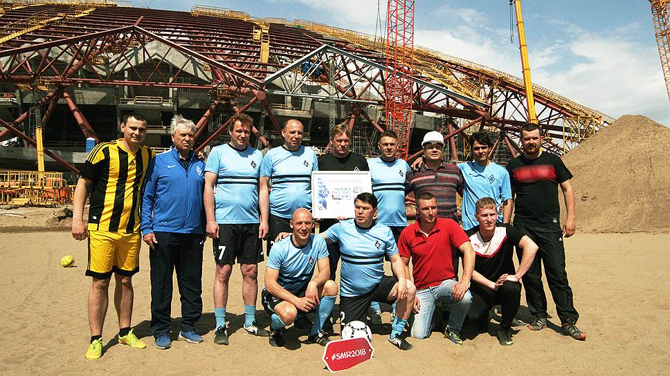 Ветераны «Крыльев Советов» на строящемся стадионе в мае 2017 года.
