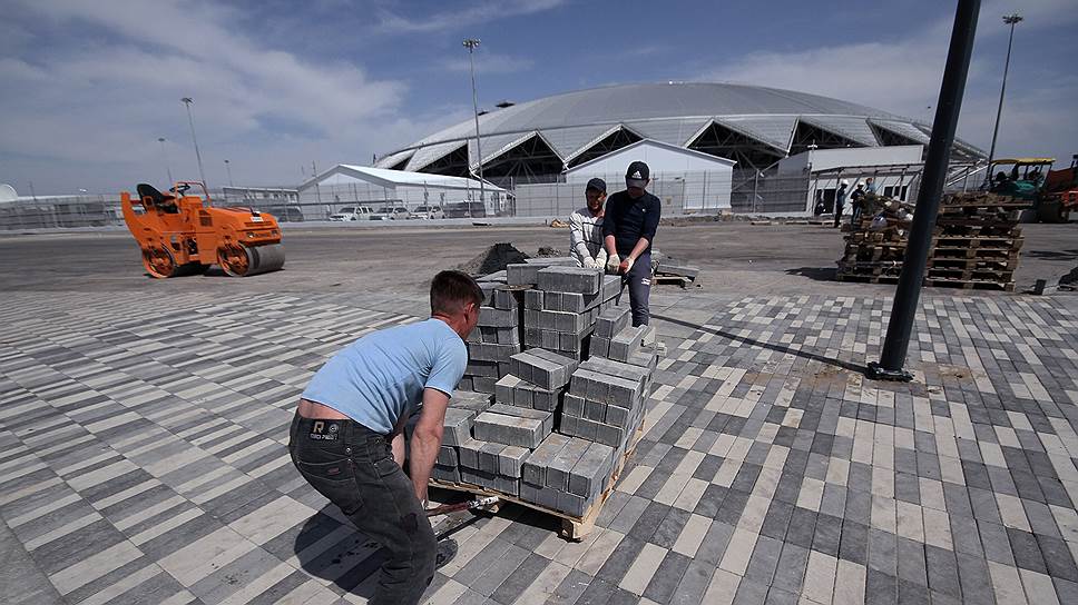 Работы по благоустройству территории вокруг стадиона «Самара Арена» после первой тестовой игры. 3 мая 2018 года.