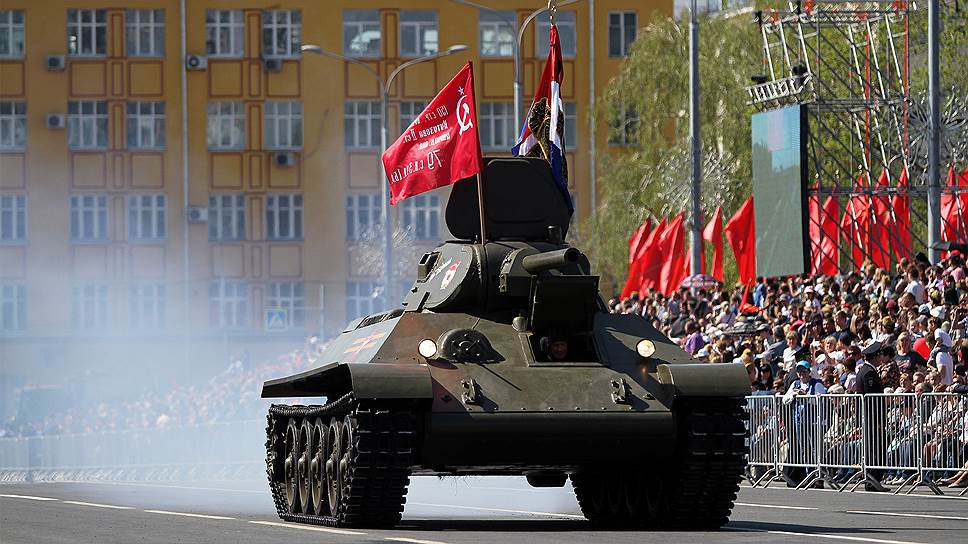 Колонну военной техники возглавил легендарный танк Т-34 времен Великой Отечественной войны