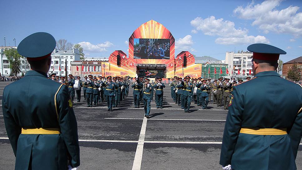 В этом году на площади Куйбышева появилась сцена, которую также будут использовать во время футбольного чемпионата мира