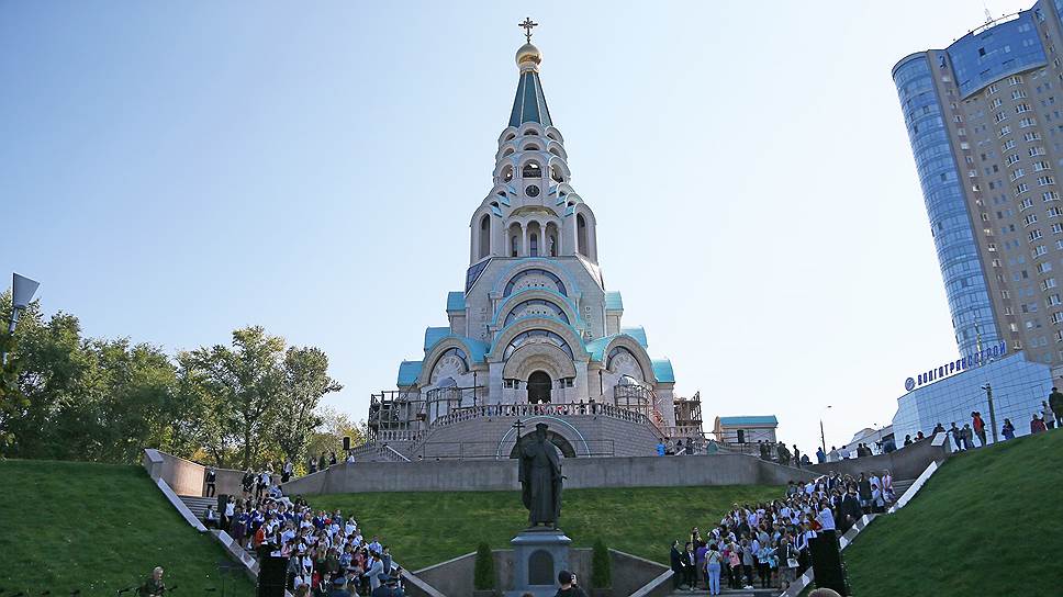 Рядом с храмом установлен памятник святому князю Владимиру, торжественное открытие которого состоялось 6 мая 2018 года.