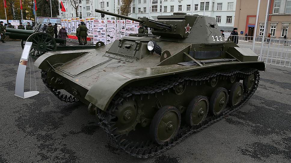 Военная техника не только участвовала в Параде, но и была выставлена на обозрение зрителей