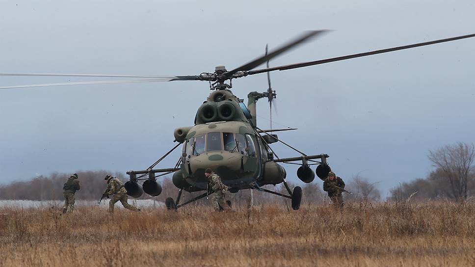 В ходе учений на полигоне появился военный вертолет с личным составом 
