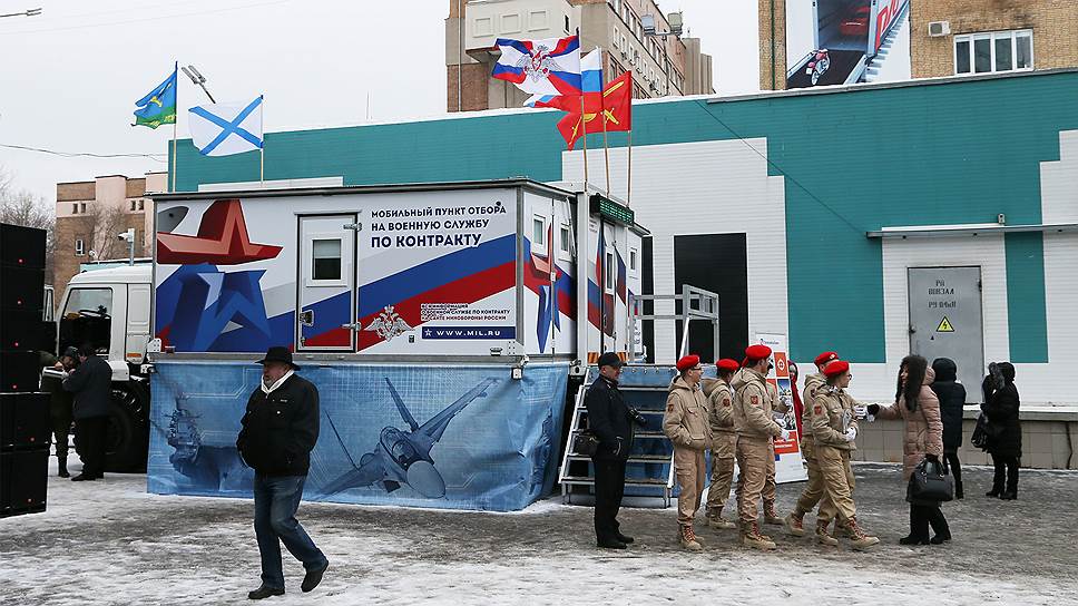 На вокзале работал пункт приема на военную службу по контракту