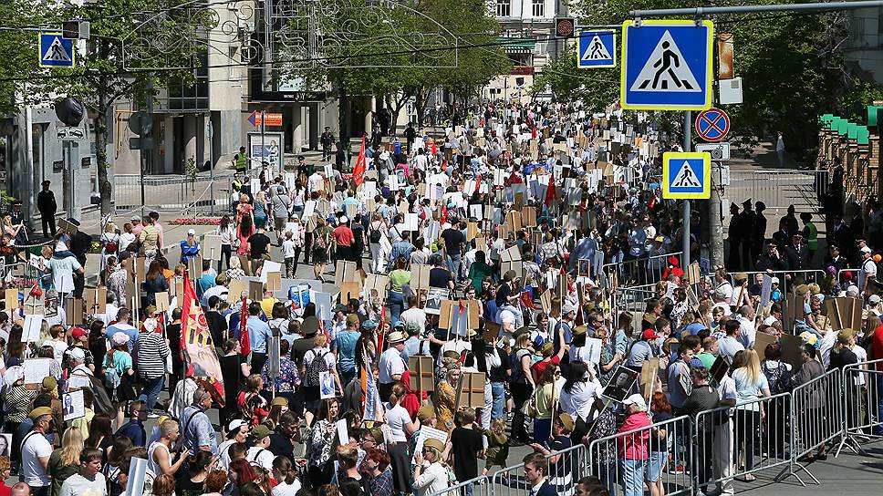 В Бессмертном полку прошли тысячи людей