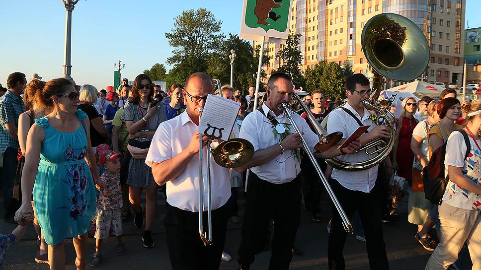 Музыкальное шествие в толпе отдыхающих 