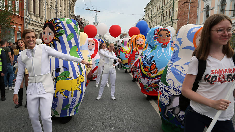 Какой же карнавал в России без матрешек!