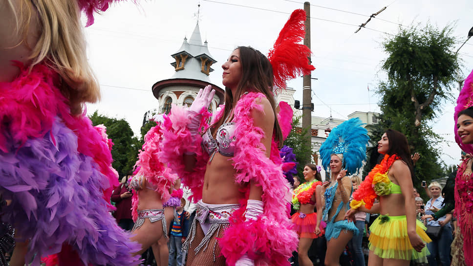 После окончания карнавального парада праздничную эстафету на ул. Куйбышева подхватили разнообразные творческие коллективы, танцевальные школы и шоу-группы