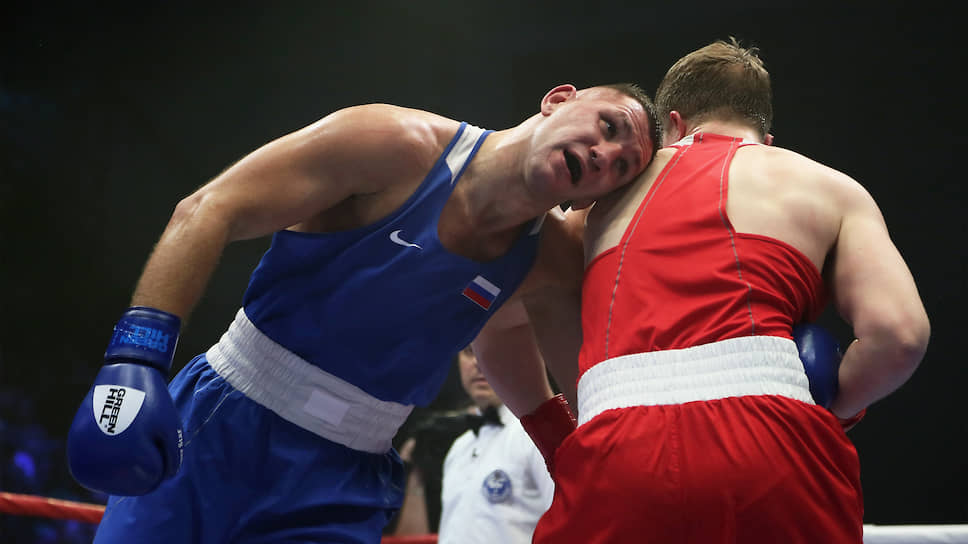 В категория до 91 кг Иван Сагайдак (синяя форма) победил Владислава Иванова (красная форма).

