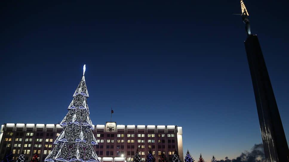 Елка на фоне здания правительства Самарской области и монумента Славы