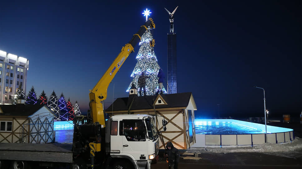 Новогодняя елка устанавливается на площади Славы
