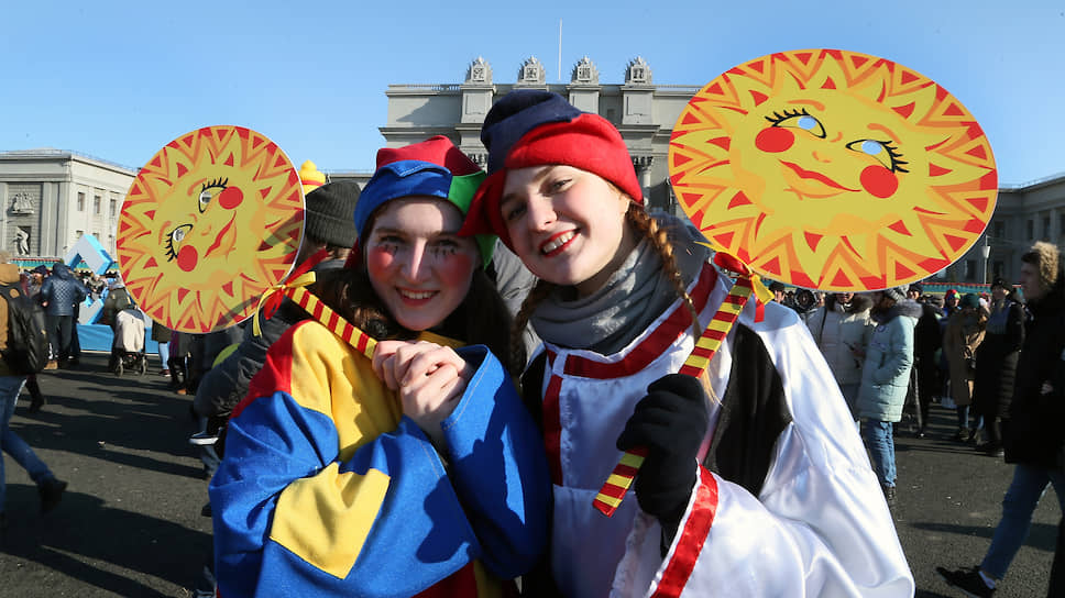 На гуляниях можно было встретить артистов в народных костюмах.