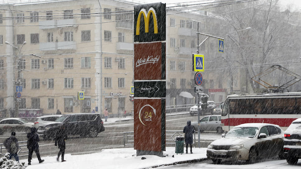 В городе пошел сильный снег.