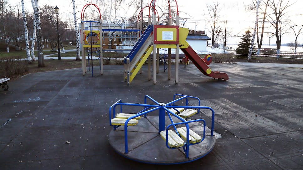 Детские площадки также посещать запрещено.