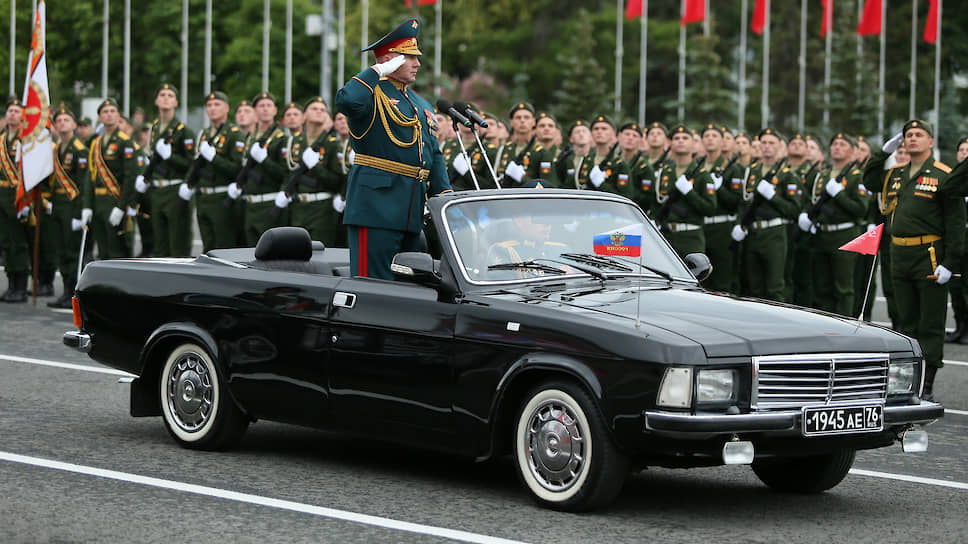 Принимает парад командующий 2-ой армией Андрей Колотовкин.