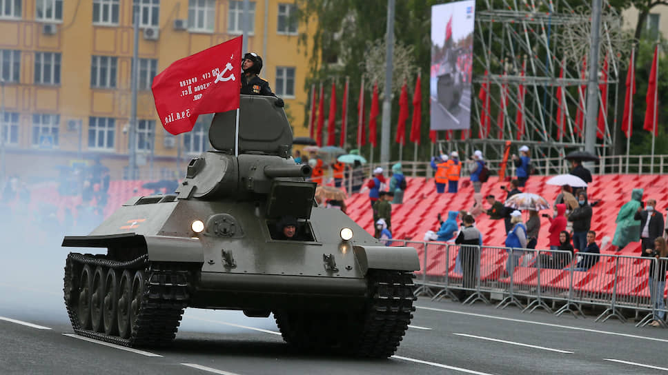 Танк Т-34 времен Великой Отечественной войны с копией знамени Победы.