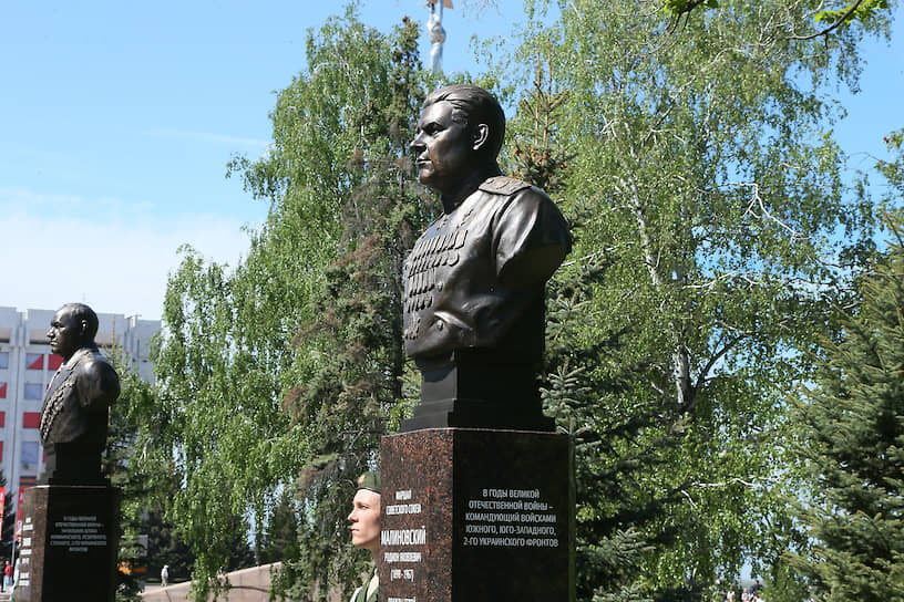 Аллея включает скульптуры восьми полководцев, маршалов Советского Союза. 