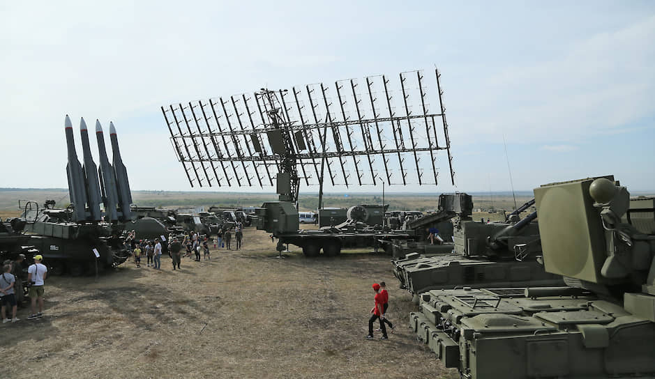 Посетители во время осмотра военной техники.