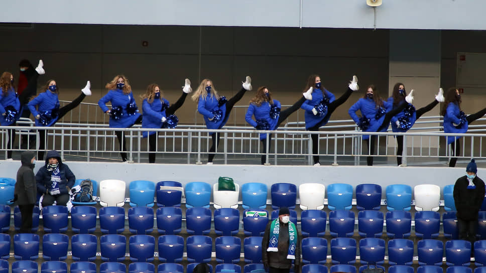 Девушки из группы поддержки на фоне пустых трибун.
