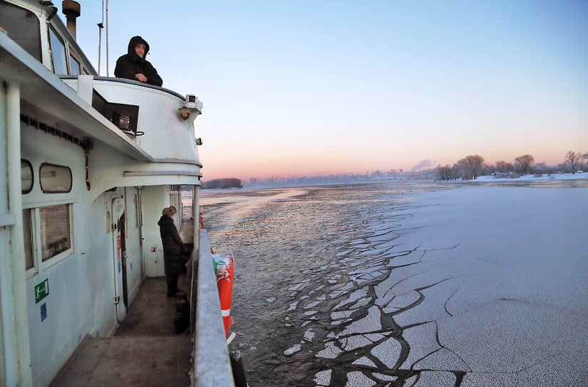 Однако протока Воложка, на которой стоит Рождествено, уже покрывается льдом.