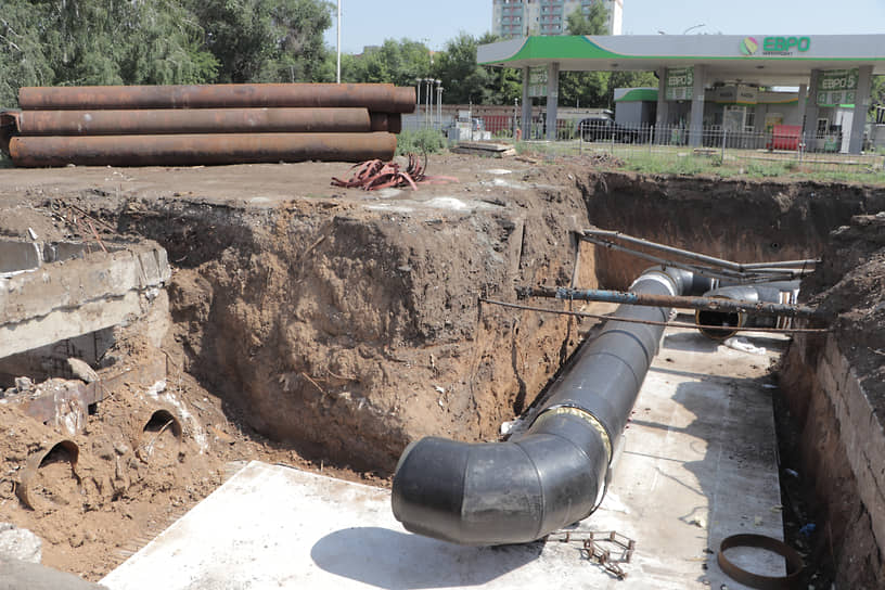 Новые магистральные трубы в заводской ППУ-изоляции на месте замены коммуникаций, пр. Кирова