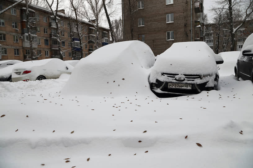 Занесенные снегом автомобили.