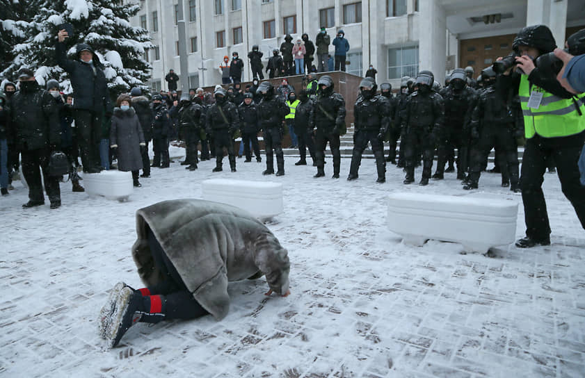 Участница митинга просит стражей порядка не разгонять народ