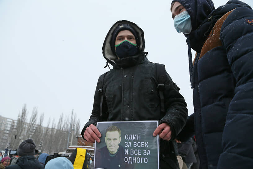 Другой протестующий полагает, что Алексей Навальный сродни легендарного киногероя в исполнении Михаила Боярского.